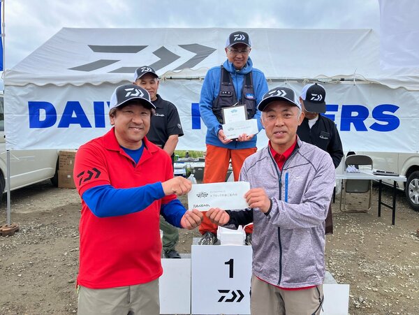 IMG_1574第4位から第10位へ案内状受け渡し.jpg